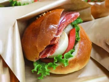  柏市のカフェのようなパン屋さん「ベーカリーハレビノ」が道の駅しょうなんとコラボ！「しょうなん野菜バーガー」を“ちゃのごカフェ”で提供！ 　  