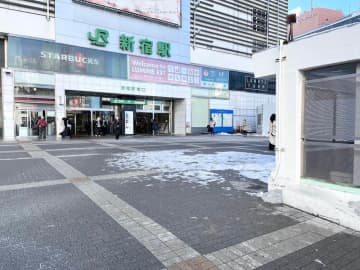 都心の雪の翌日は「遅刻確定」の人々　転倒が怖い...新宿でも路面凍ったまま