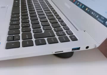 【100均】こんな便利だったのか！「ノートPC用放熱スタンド」もっと早く買えばよかった。