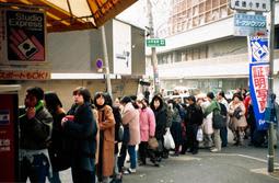 阪神・淡路大震災時、公衆電話に安否を伝える人が列を作った＝1995年1月17日、神戸市灘区のJR六甲道駅付近