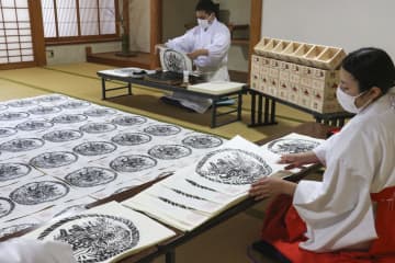 節分を前に熊野那智大社でピークを迎えている「鬼面札」作り＝14日午後、和歌山県那智勝浦町