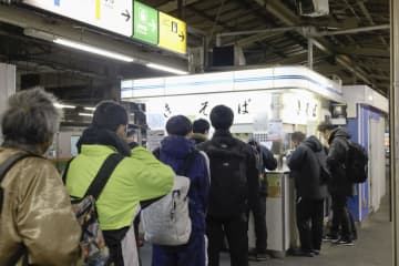 営業最終日のJR小山駅にある立ち食いそば店「きそば」を訪れる人ら＝14日午後、栃木県小山市