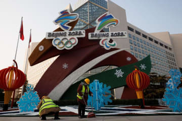 北京市内に設置された北京五輪・パラリンピックのロゴ＝14日（ロイター＝共同）