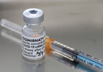 新型コロナウイルス感染症のワクチンと注射器