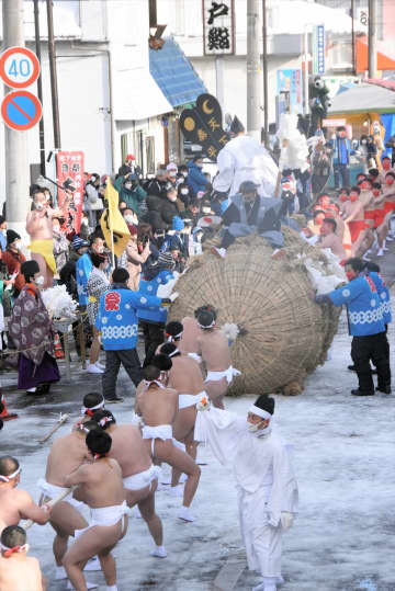 2年ぶりに会津坂下町で行われた奇祭大俵引き