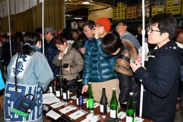 2020年2月に開かれた天寿酒造の酒蔵開放。同社は今年、ドライブスルー方式の新酒販売会を実施する