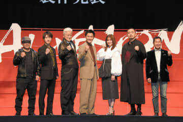 アライブフーンの製作発表会に臨む野村さん（中央）、吉川さん（右から3人目）、陣内さん（左から3人目）ら出演者と下山監督（左）