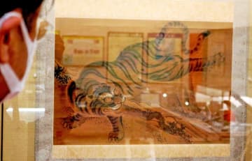 松井慶仲の「虎図」などが並ぶ新春展＝長崎市歴史民俗資料館