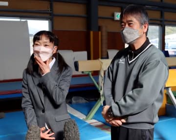 感謝の思いを報道陣に語る周子さん（左）と和久さん＝諫早市、スポーツクラブ内村体育館