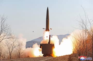 15日に公開された「鉄道機動ミサイル連隊」による発射訓練の写真（朝鮮中央通信＝共同）