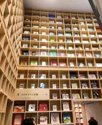 大阪市の「こども本の森　中之島」にある吹き抜けの本棚。神戸はこれを2メートル近く上回る（提供）