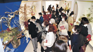 幕開けとともに愛好者が訪れた北國花展の会場＝15日午前10時、金沢市の金沢エムザ8階催事場