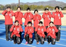 合同練習会で笑顔を見せる兵庫代表の選手たち＝加古川運動公園陸上競技場