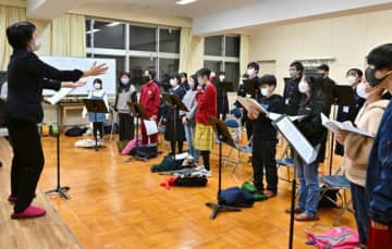本番に向けて練習を重ねるカシオペア・キッズクワイヤーと福岡高音楽部のメンバー