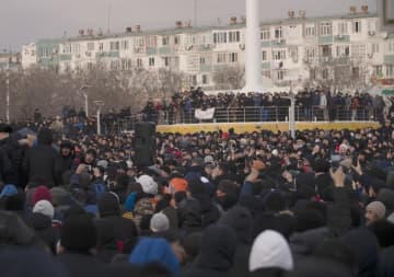 4日、カザフスタン西部マンギスタウ州で燃料の値上げに抗議する人々（タス＝共同）