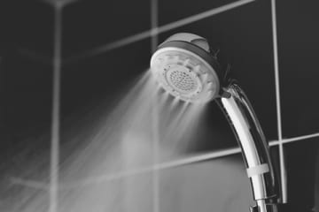 女性特有の不調には「仙骨」にシャワーの湯をあてて