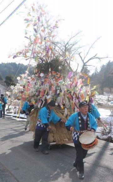 とんどの山車 健康願い練り歩き　高梁・川上町で伝統の祭り