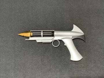 なべやかん遺産｜「ウルトラセブンプロップ風ガレージキット」　芸人にして、日本屈指のコレクターでもある、なべやかん。 そのマニアックなコレクションを紹介する月刊『Hanada』の好評連載「なべやかん遺産」がますますパワーアップして「Hanadaプラス」にお引越し！ 今回は「ウルトラセブンプロップ風ガレージキット」！