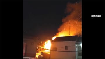 通勤ラッシュ直前に沿線火災　線路沿い住宅から炎あがる
