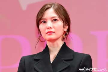 白石麻衣、膝上ミニで絶対領域! ドスのきいた声で派手なキャラ演じ「正反対」