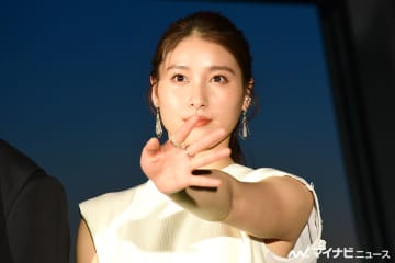 土屋太鳳、膝上ミニで元気に登場! 理想のヒーローは「医療従事者・研究者・特撮」