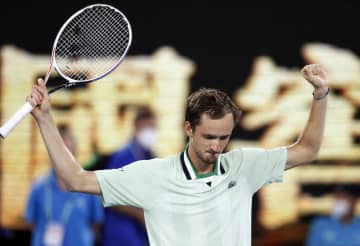 テニス＝メドベージェフが逆境はねのけ準決勝へ、全豪オープン