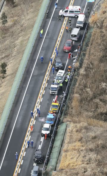 車12台多重衝突、19人けが　千葉・圏央道「霧すごい」と通報