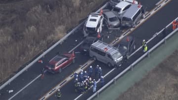 車12台次々と...23人けが　濃霧が原因か「5メートル先見えず」　車は大破...8人が搬送