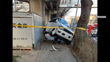 少年運転の車が事故 4人死傷　反対車線の信号機に衝突