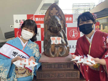 ひと足早く 大阪・通天閣「節分”福豆配り”」豆はまかず、思い届けて…