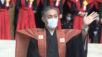 成田山新勝寺で「節分」豆まき　市川海老蔵さん、隠岐の海関など参加