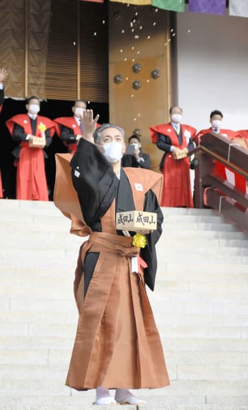 コロナ収束願い豆まき　市川海老蔵さんら2年ぶり参加　成田山新勝寺