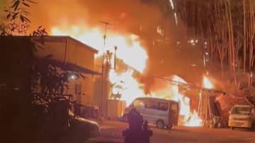 倉庫2棟が全焼する火事　近くの車2台も燃える　千葉・船橋市