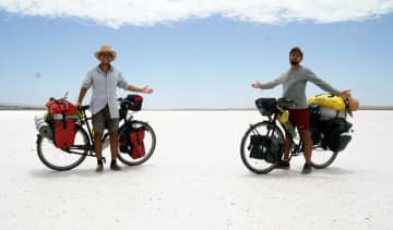 IT男子のスマホ撮影ムチャ旅ドキュメンタリー『オーストリアからオーストラリアへ ふたりの自転車...