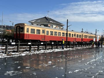 雪の影響　転倒やスリップ事故で千葉県内22人搬送　小湊鉄道が脱線、各地の鉄道網に乱れ