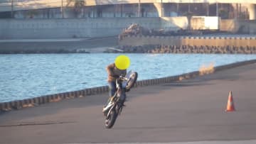 【独自】「立ち入り禁止エリア」で釣りにスケボーに爆音ウィリー走行も…危険な瞬間を捉えた