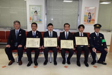 信金の駐車場、不安そうに電話する夫婦　「料金未払いで裁判に…」　職員が声掛け、連携し詐欺防止　旭