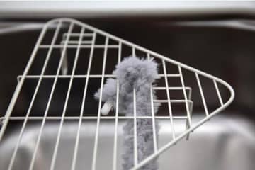 洗剤いらずの小動物ゲージ専用掃除グッズ　「びっくり隅っこ網っこブラシ」