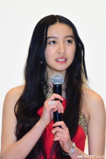 Koki,、上品肩出し＆スリット美脚の赤ドレスで魅了! 投げたプレゼントが報道陣直撃