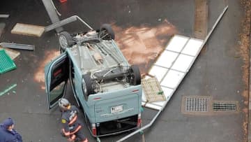 【速報】立体駐車場から車が転落　運転の女性搬送　旭のショッピングセンター