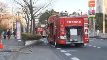 イオン駐車場で出火　車所有者が買い物中に