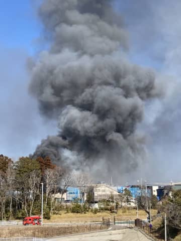 【速報】JR誉田駅近くの倉庫で火災　雑木林にも延焼　千葉市緑区