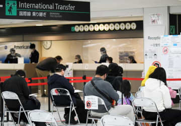水際対策緩和　成田空港入国者は歓迎　人数引き上げ、待機期間は短縮や免除　感染再拡大懸念も