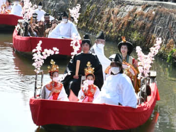 華やか！さわら雛舟パレード　ひな人形の衣装、古い町並み彩る　3年ぶり「小野川に春」　香取