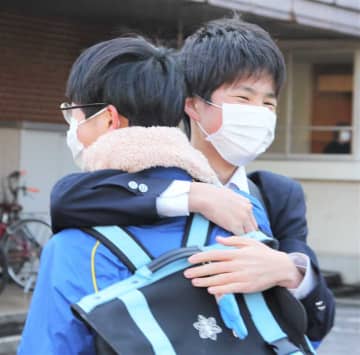 【速報】千葉県内、公立高校で合格発表　コロナ乗り越え受験生に"春"　「あった」「受かった」歓声も