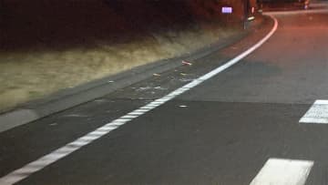 トラックがワゴン車に追突 6人死傷　後部座席の28歳男性死亡