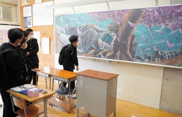 門出祝う黒板アート　卒業式朝にサプライズ　OBの美大生ら9時間かけ制作　御宿中