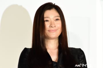 篠原涼子、大胆スリット美脚で魅了　表情を絶賛され「もう1回やり直したいと…」