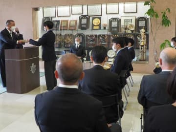 「2回目」の卒業式　コロナ影響で欠席生徒に　木更津・拓大紅陵高