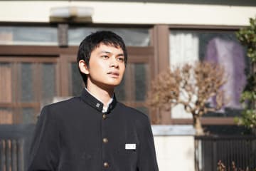 北村匠海、学ラン姿からなんと父親になった姿まで! 『とんび』場面写真一挙公開